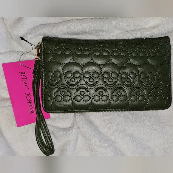 Betsey Johnson Military Green Skull Embroidered Wallet Wristlet - Picture 2 of 3